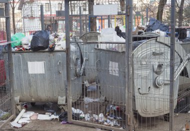 şehirde tam çöp bidonları