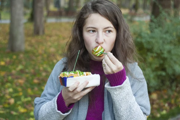 Meisje Donuts Eten Het Park — Stockfoto