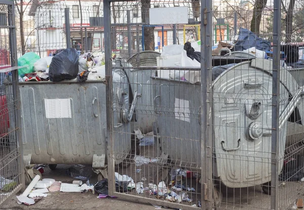 şehirde tam çöp bidonları