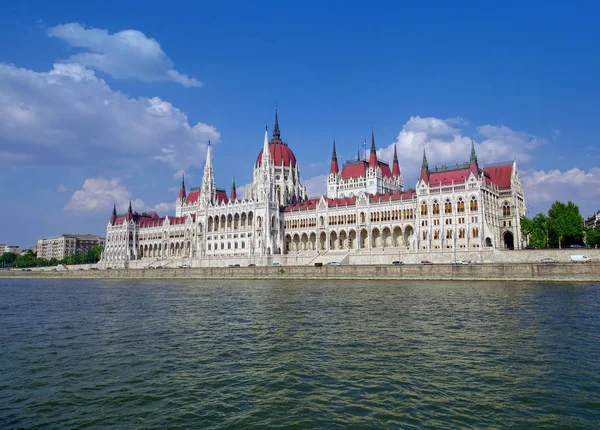 O Parlamento de Budapeste visto do cruzeiro fluvial do Danúbio. Hungar. — Fotografia de Stock