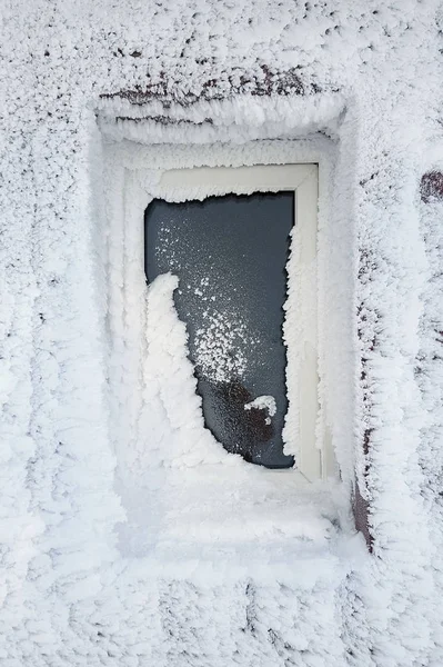 冬のシーンで家の冷凍ウィンドウ — ストック写真