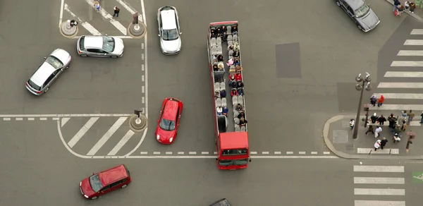 Вид Воздуха Автомобили Людей Оживленное Движение Большом Перекрестке Париж — стоковое фото