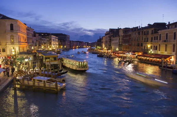 イタリア ヴェネツィアの大運河 リアルト橋からの夜景 — ストック写真