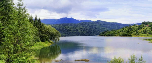Пейзаж Озером Биказ Горой Чаахлау Румыния — стоковое фото
