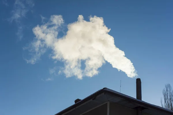 Rauch Quillt Aus Dem Schornstein Des Hauses Blauer Himmel Hintergrund — Stockfoto