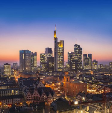 Frankfurt am Main cityscape, gece, havadan görünümü