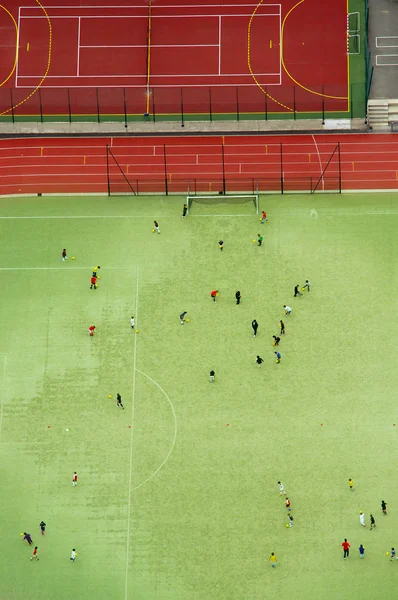 サッカーやサッカー スタジアムと陽気な人々 の一致のための訓練の航空写真 — ストック写真