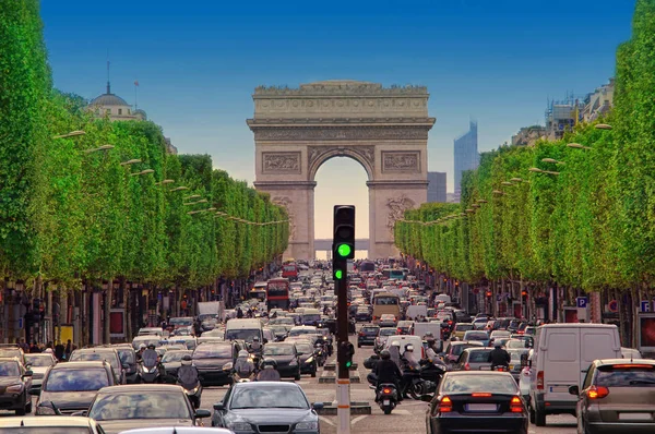 Atasco de tráfico con coches en la ciudad de París, Francia. vista del Arco del Triunfo —  Fotos de Stock