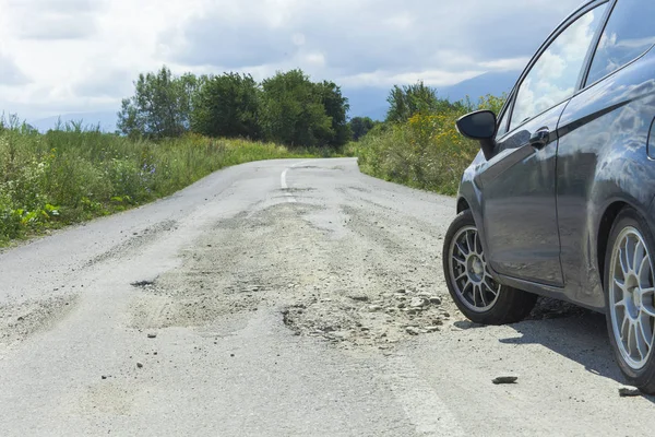 Carro Asfalto Rachado Com Buracos Estrada — Fotografia de Stock