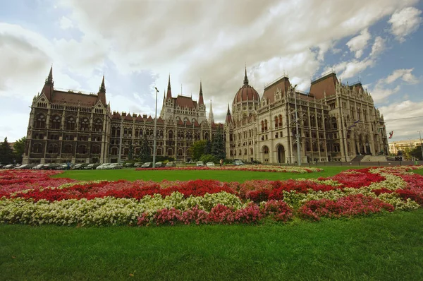 Jardim da cidade de Budapeste Parlamento cheio de flores. vista ampla — Fotografia de Stock