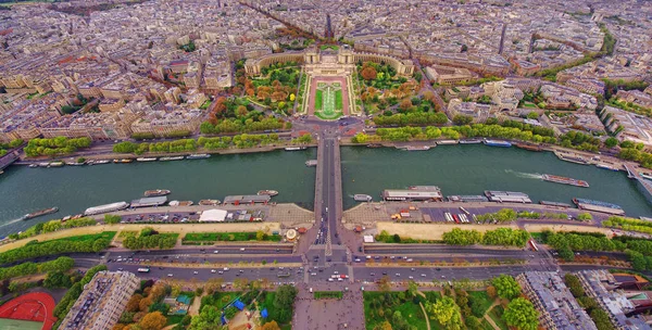 Vista aérea de la ciudad de París y Trocadero desde la Torre Eiffel — Foto de Stock