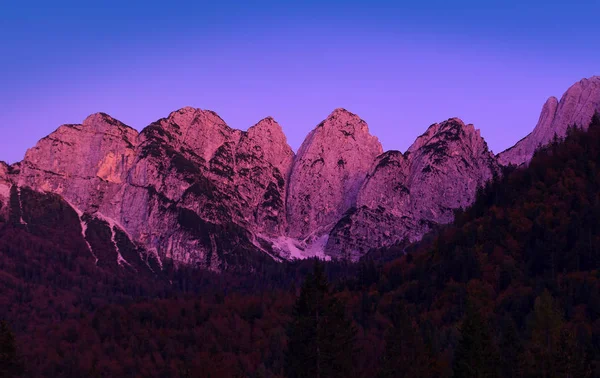 Bergketten in den Julischen Alpen, Italien. Szene nach Sonnenuntergang — Stockfoto