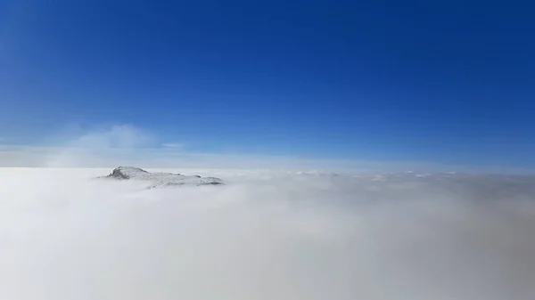 Ceahlau Berg Boven Wolken Winters Tafereel Roemenië — Stockfoto