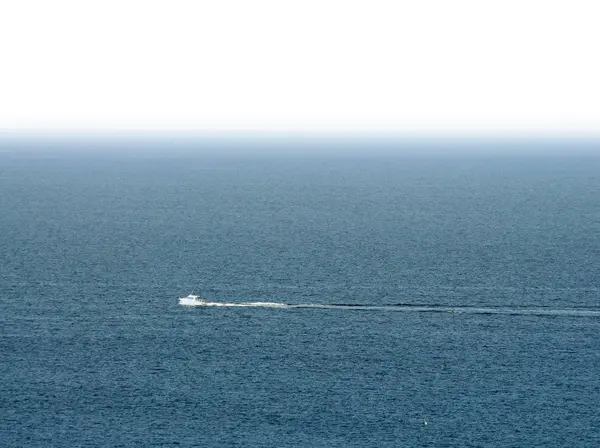 Βάρκα Στη Θάλασσα Άδειο Λευκό Χώρο Παραπάνω Για Κείμενο — Φωτογραφία Αρχείου