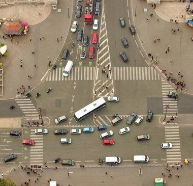 arabalar ve insanlar, büyük kavşak yoğun trafikte hava görünümünü. Paris