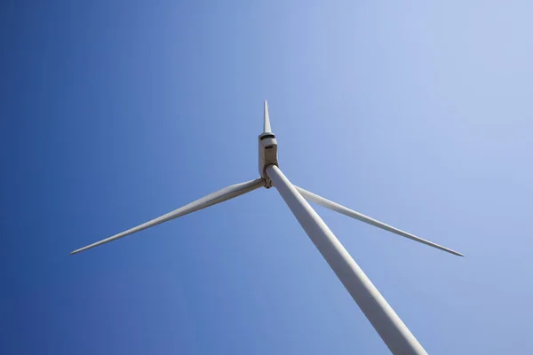 Windturbine Voor Het Genereren Van Energie Blauwe Hemelachtergrond — Stockfoto