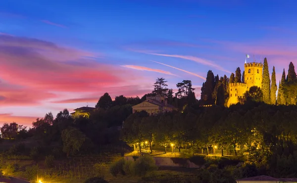 夕日のシーンの後 夜のコネリアーノの城 イタリア — ストック写真