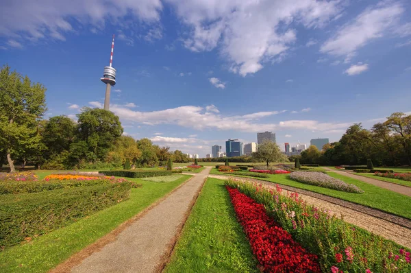 Viyana Şehir Çiçekler Ile Tuna Parkı — Stok fotoğraf