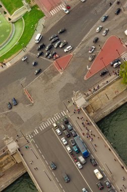 Paris, Fransa'da otomobil ile kavşak çapraz görünümünü. Eyfel Kulesi'nden görüntülemek