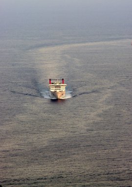 Koca gemi veya gemi denize geliyor