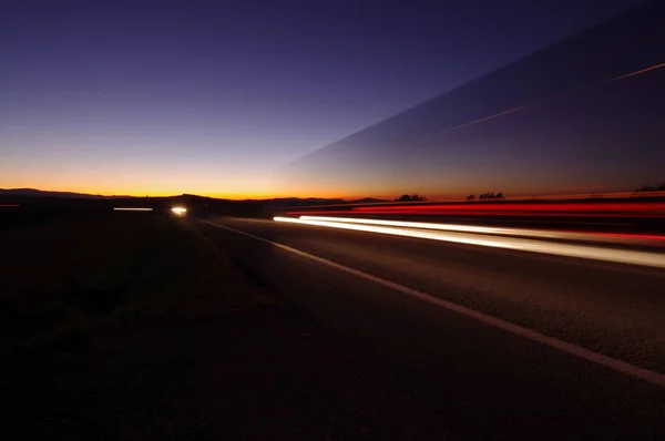 Scène Nuit Avec Des Lumières Circulation Automobile Sur Route — Photo