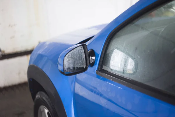 Coche Azul Recién Lavado Con Foco Espejo — Foto de Stock