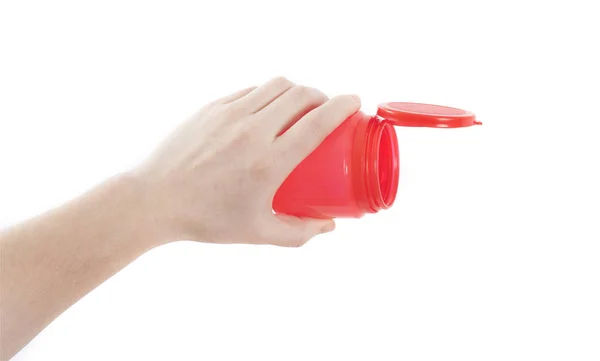 手拿空的红色罐头或瓶为倾吐的概念 在白色上隔离 — 图库照片