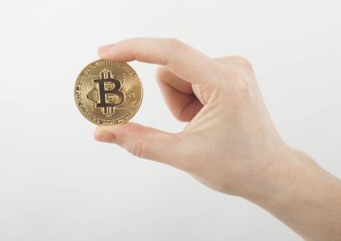 bitcoin yapay para birimi tutan kadın