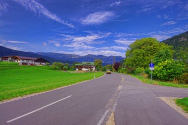 sokak Bavyera dağlarda. Almanya Alps