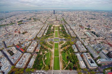 Akşam Paris'te. Eiffel Tower havadan görünümü