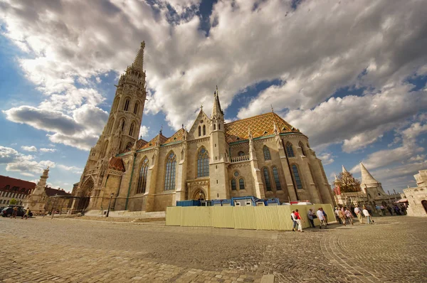 ハンガリー ブダペスト市でマーチャーシュ教会 広い視野 — ストック写真