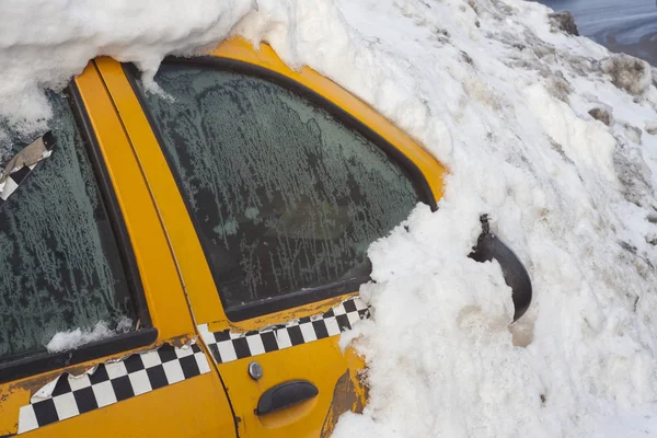 Yellow Taxi Car Covered Big Pile Snow Winter Scene — Stock Photo, Image