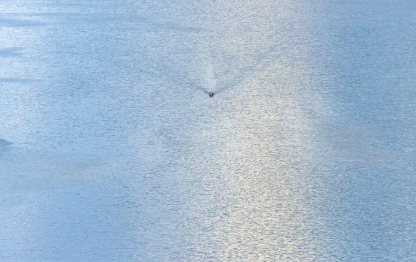 Vista Aérea Lago Pequeno Barco Solitário Água — Fotografia de Stock