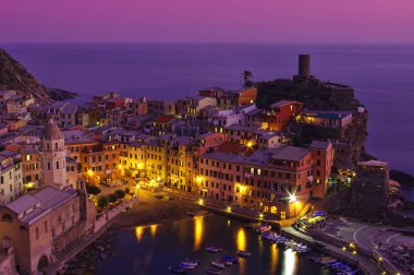 gün batımı sahne Deniz Sahil Vernazza, Cinque Terre yakınındaki. İtalya