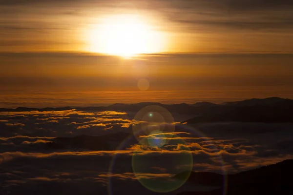 Goldener Sonnenuntergang Mit Sonnenstrahlen Über Den Wolken — Stockfoto