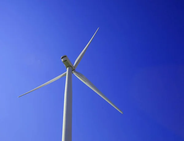 Wind power plant met groene achtergrond concept — Stockfoto