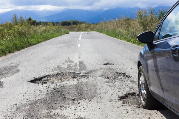 Carro Asfalto Rachado Com Buracos Estrada — Fotografia de Stock