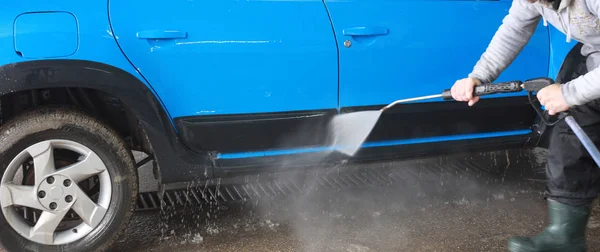 Mavi Araba Yıkama Ile Temizlik Eylem — Stok fotoğraf