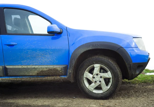 Smutsiga blå bil full av lera — Stockfoto