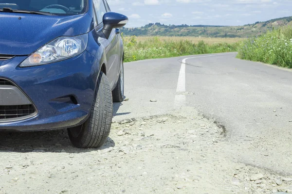 Carro Asfalto Rachado Com Buracos Estrada — Fotografia de Stock