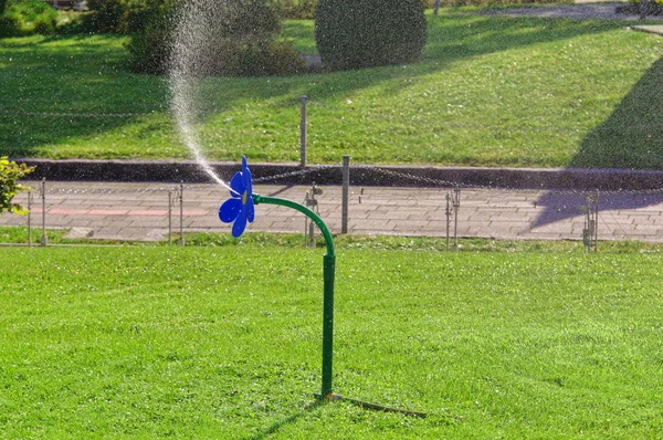 Vodu Sprinkler Zelené Trávě — Stock fotografie