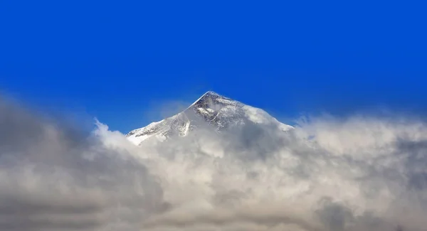 高山山峰 蓝天背景 — 图库照片