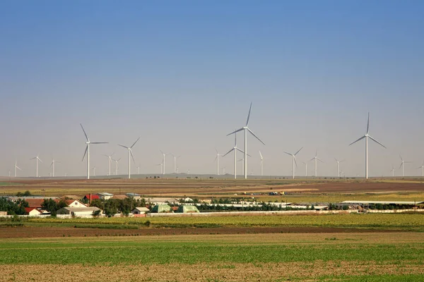Rüzgar Enerji Romanya Köyü Yeşil Enerji Santrali — Stok fotoğraf