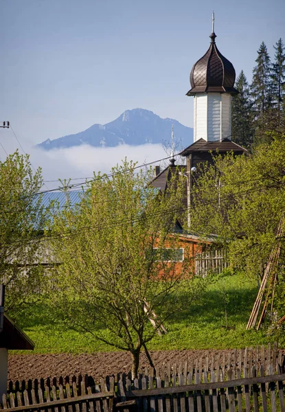 Hermoso Paisaje Primavera Con Iglesia Montaña Petru Voda Rumania — Foto de Stock