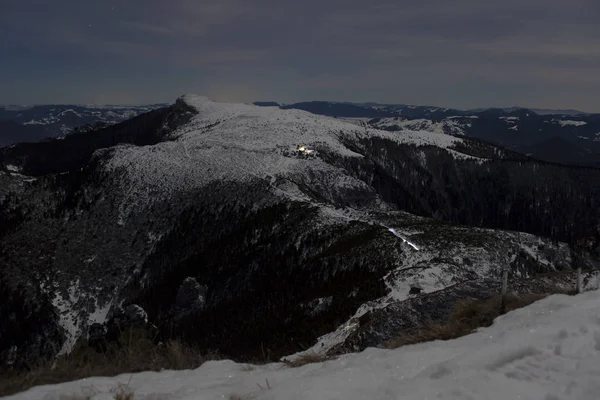 Scena Nocy Zimie Góry Krajobraz Ceahlau Rumunia — Zdjęcie stockowe