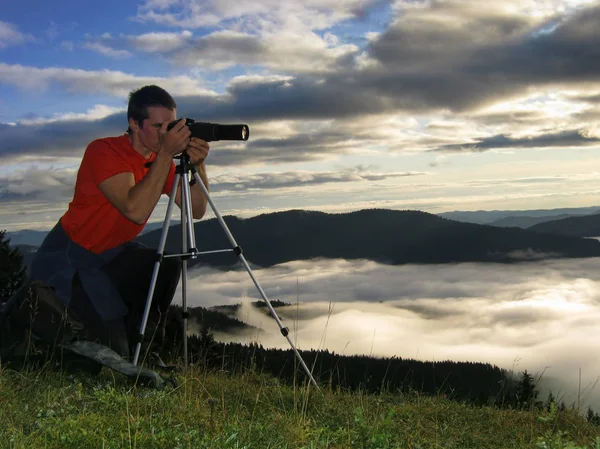 Giovane Uomo Scattare Foto Nel Paesaggio Naturale Della Romania — Foto Stock