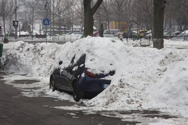 Coche Cubierto Nieve Ciudad — Foto de Stock