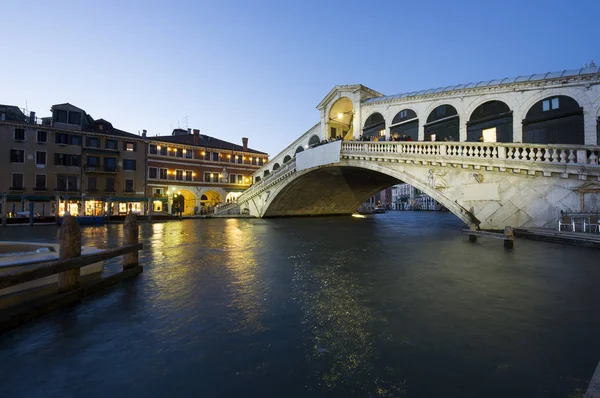 Venedik Geceleri Rialto Köprüsü Nün Görünümü — Stok fotoğraf