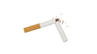 Kırık sigara beyaz arka planda izole edilmiş.