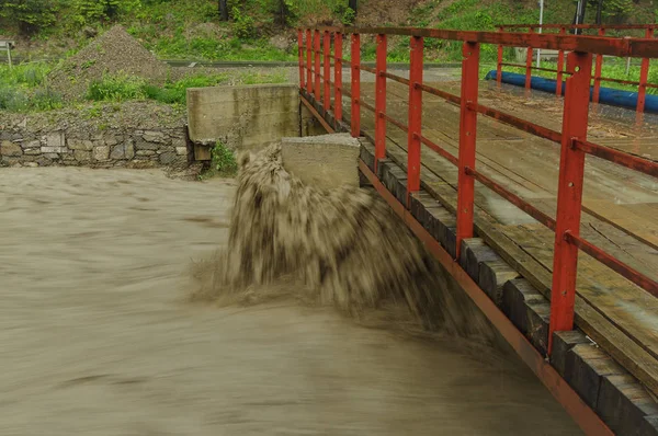 Πλημμύρας Νερού Γεφύρι Και Επικίνδυνη Σκηνή — Φωτογραφία Αρχείου